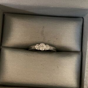 10k White Gold Flower Ring with Diamonds - 5.5